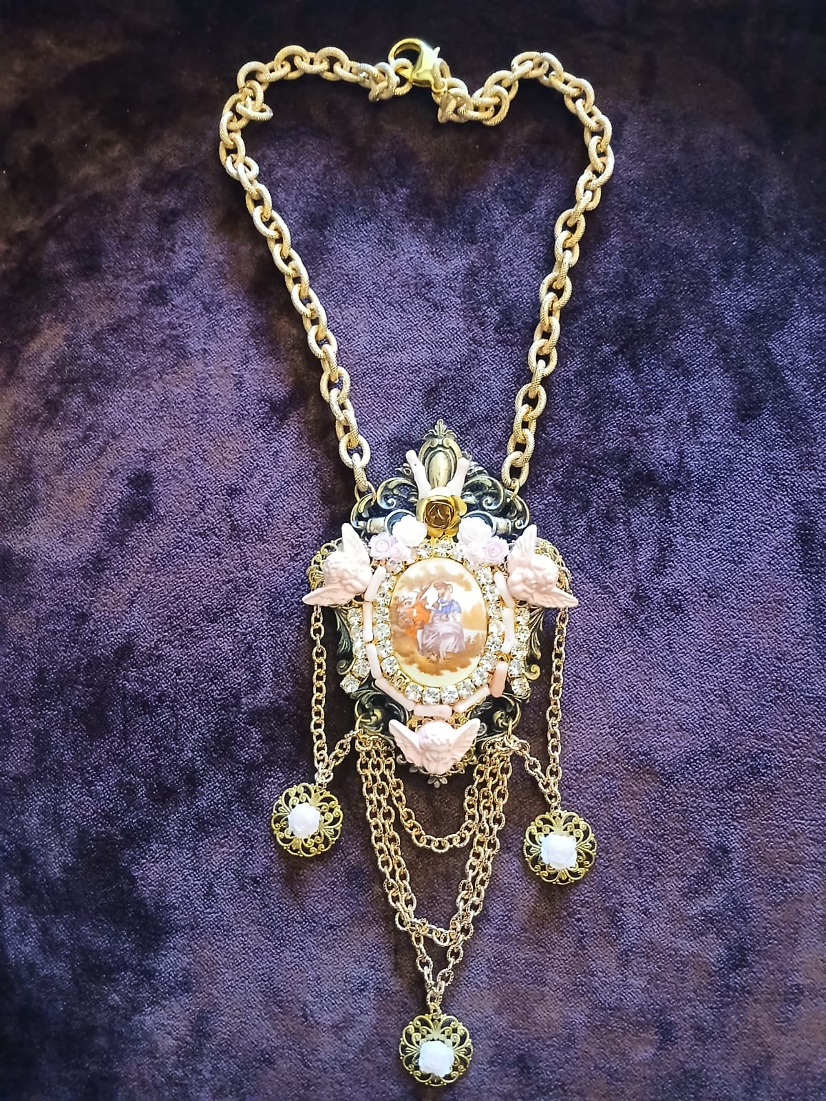 Graziosa collana con medaglione 